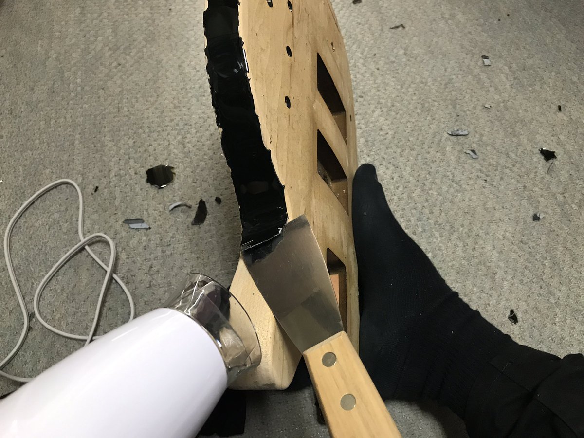 Zakk Bls Sdmf 大阪支部 昨日から引き続き ベースの塗装剥がし サイドを剥がして ようやくボディの塗装剥ぎ終了 サイドはカッタウェイとか 曲線が難しかった ベース Bass 塗装 塗装剥ぎ 途中経過 塗装剥がし ドライヤー ヘラ Greco