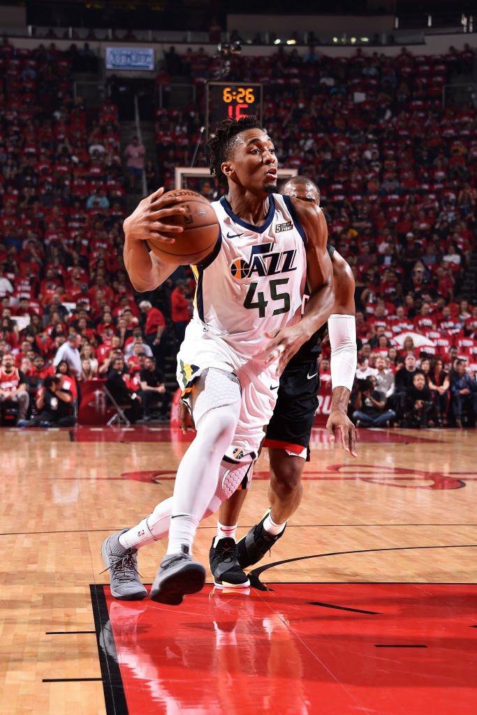 NBAspain's tweet photo. Donovan Mitchell es el 4º rookie en anotar 200 + puntos en sus primeros 8 partidos de playoffs (Elgin Baylor, Wilt Chamberlain y Lew Alcindor).

Además ha batido esta noche el récord de asistencias en playoffs de los Jazz: 11. Superando las 10 de John Stockton (5 Mayo 1985). https://t.co/ksfyvnzRQC