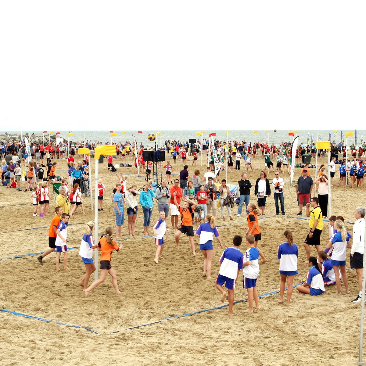 Maak vandaag kennis met ruim 20 verschillende water- of strandsporten! The Hague <a href="/BeachstadiumNL/">TheHagueBeachStadium</a> staat vanaf vandaag in het teken van Sportstad aan Zee! goo.gl/v55Ybv