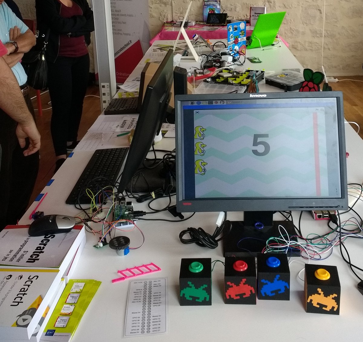 slmediation's tweet photo. Vous n'étiez pas présents aux #RNRPI3? Voici un article sur les manettes de la course de pingouins pour jouer avec tous vos jeux #scratch #RaspberryPi
https://t.co/NNDvsMhE7V https://t.co/jPzaELslEg
