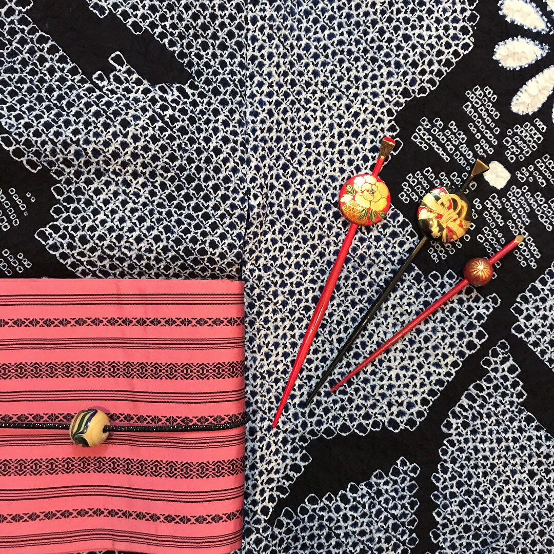 昔きもの庵 Twitterissa 絞り浴衣が入荷いたしました 紺白で大きな菊がポンポンと配置されたレトロな雰囲気のお品です 小さめサイズにて特価にてご紹介です 半幅帯や髪飾りも色々ご用意しております 裄61丈143袖丈45 5 5 000 半幅帯352cm 1 500 トンボ