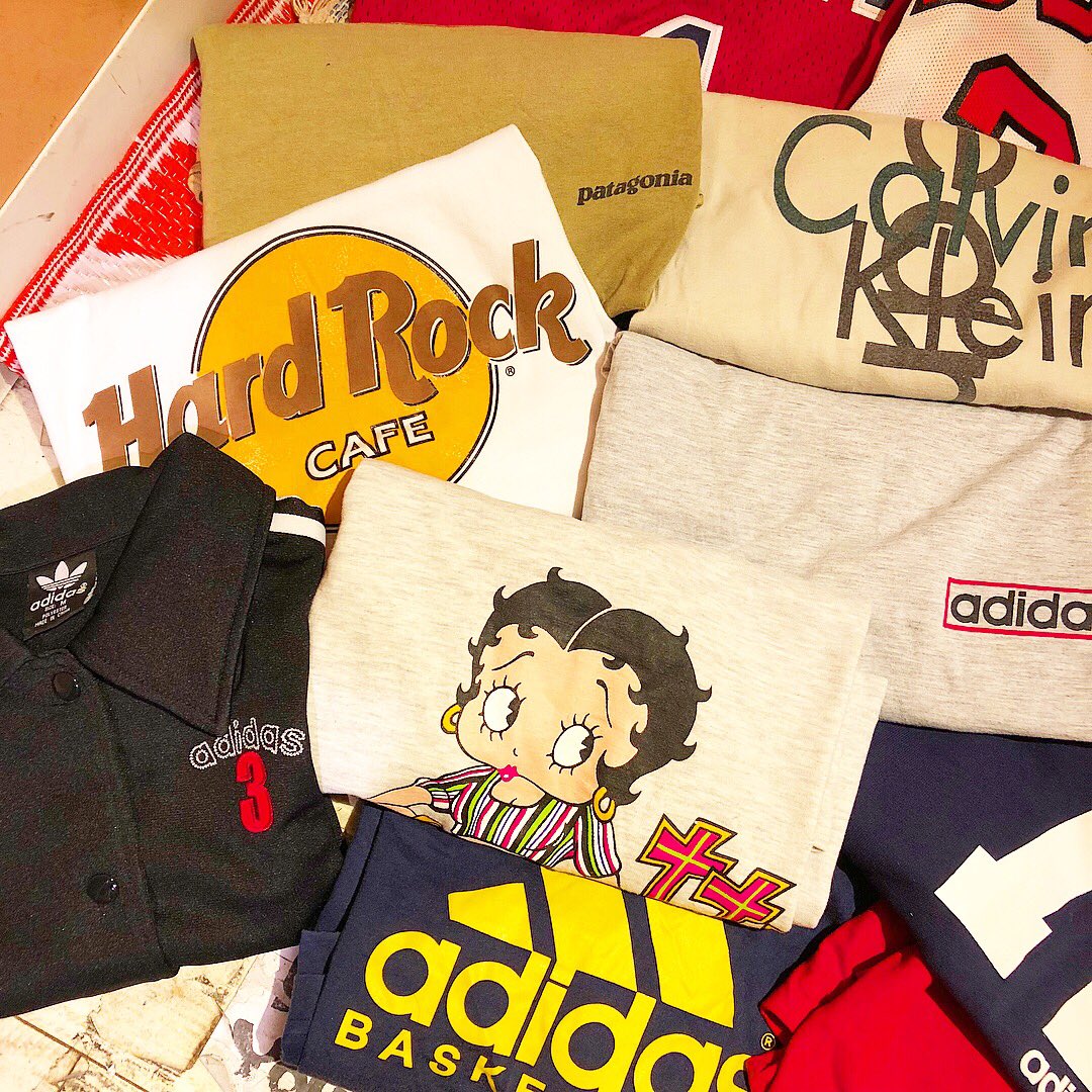 jetragsankaku's tweet photo. 🔥🔥GW大量入荷🔥🔥
GW後半戦のために大量入荷しております👊🏻👊🏻👊🏻
ALL¥2990+tax
全部全部1点もの！！！早い者勝ち〜🏃‍♂️💨💨
#通販可能
#jetrag 
#お問い合わせはdmで 
#gw大量入荷 
#vintage
#nike
#adiadas 
#早い者勝ち
#アメ村古着屋 
#古着女子
#ストリートファッション https://t.co/sHsNHOUcW0