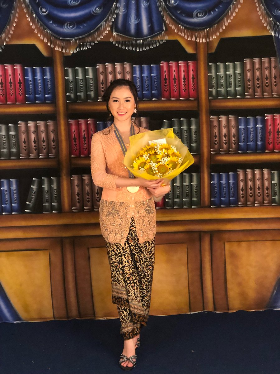 michelleeeck99's tweet photo. Graduated SMA💕 https://t.co/jSdgJcwOCe