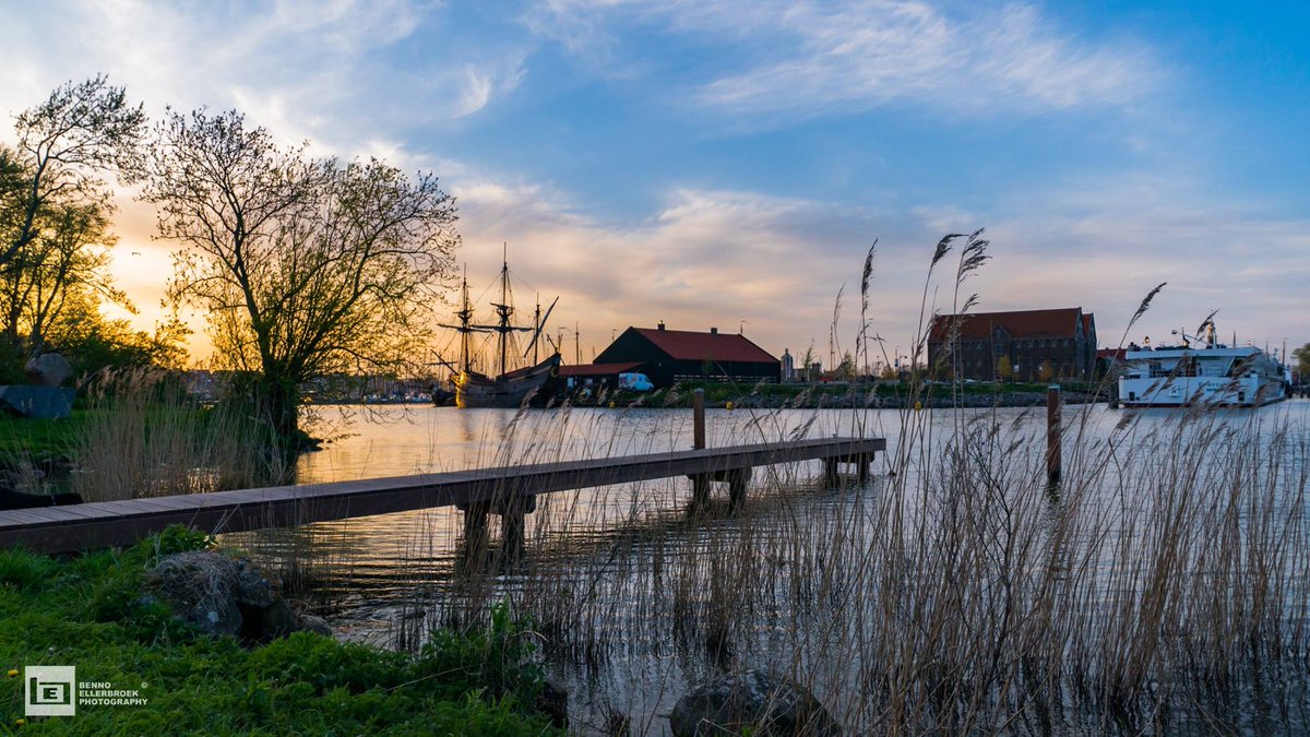 De aanlegsteiger <a href="/rondvaarthoorn/">Watertaxi Hoorn</a> , met zicht op de de twee tegenpolen <a href="/HavenHoorn/">Haven van Hoorn</a> in <a href="/Gemeente_Hoorn/">Gemeente Hoorn</a>. 

#Hoorn #goedemorgen #haven