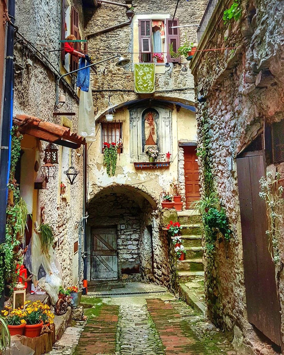 Let's go for a leap into the past: we are in Isolabona, little mountain village of #Liguria bit.ly/isolabona-ligu…

Facciamo un salto nel passato: eccoci a Isolabona, borgo medievale in Liguria bit.ly/isolabona-ligu… #lamialiguria #ItalianVillages

📷 IG robertababoro