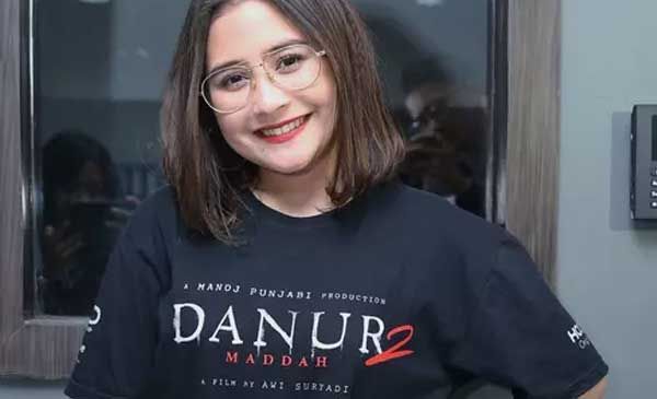 peristiwaindo's tweet photo. Selain syuting, Prilly Latuconsina rupanya tengah disibukkan dengan pendidikan di bangku kuliah. Prilly Latuconsinya saat ini tercatat sebagai salah satu mahasiswi fakultas ilmu komunikasi salah satu kampus swasta di Jakarta.
#Prillylatunconsina #GGS #Sinetron https://t.co/qVKiA1DIrB