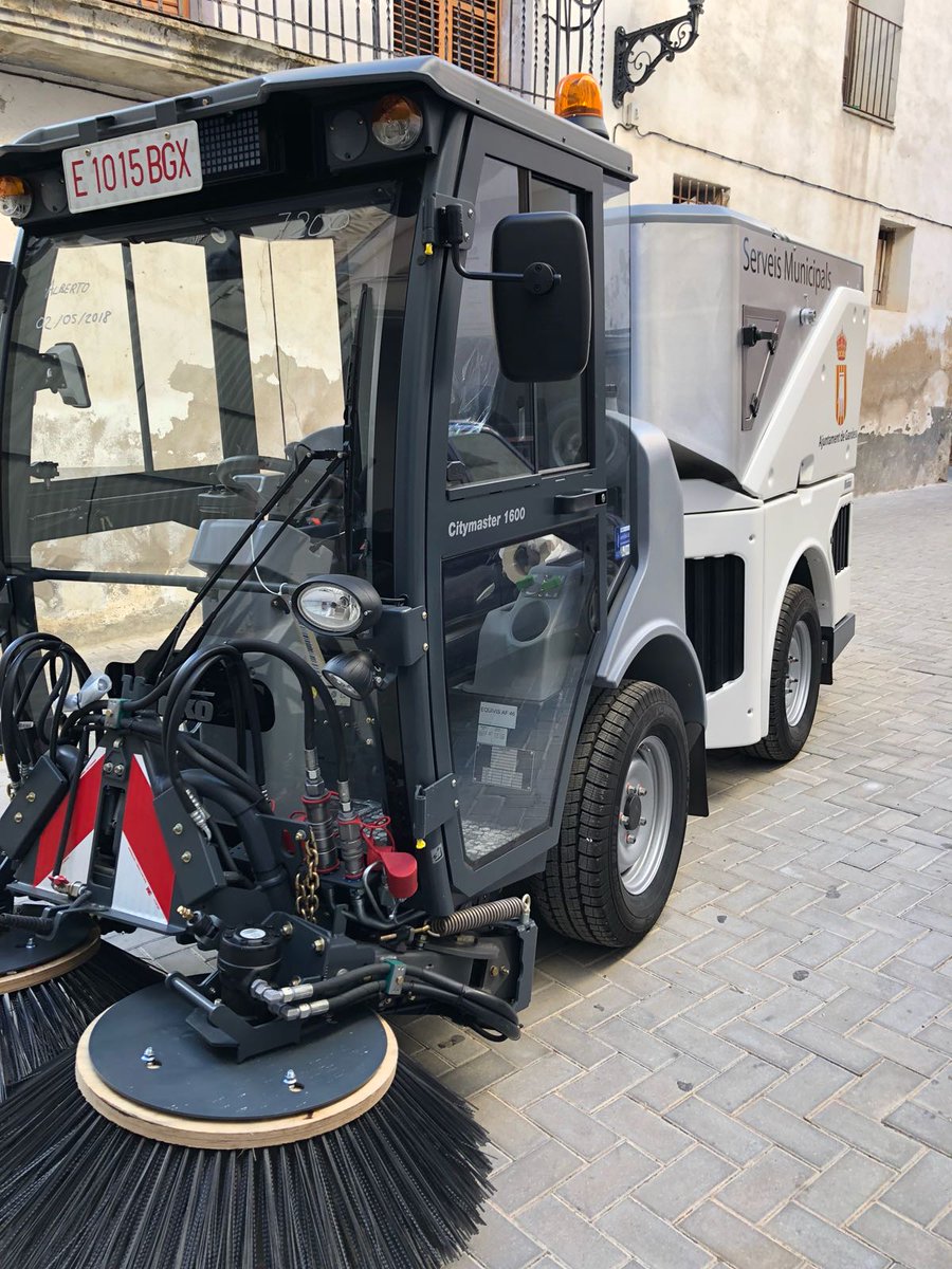 ajgandesa's tweet photo. 🚨 L'Ajuntament de #Gandesa adquireix una nova màquina escombradora per millorar i reforçar la neteja dels carrers i places. Treballem per a una ciutat més amable, neta i cívica. 🚮 https://t.co/zsXQI5EZMG