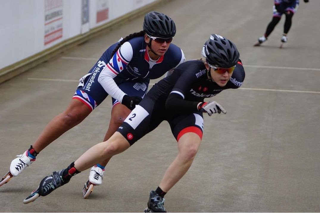 Topdochter Kirsten van <a href="/sjoukjedykstra/">Sjoukje Dijkstra</a> rijdt dit weekend de Europacup in Heerde en volgend weekend het NK!💪 Het hele seizoen rijdt ze alle wedstrijden in Malengo-kleding. #inlineskaten #awesome #yougogirl  <a href="/EmbraceSBS/">EmbraceSBS</a> <a href="/wijzijnumbrella/">wijzijnumbrella</a>