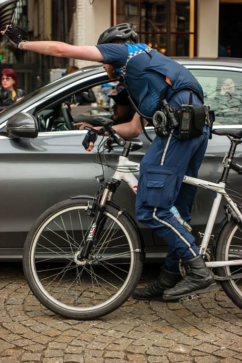 adamfietschic's tweet photo. Helping a tourist finding his destination. Politie Fiets Chic in Amsterdam! #AmsterdamFietsChic #FietsChic #LovesBikes #CycleChic #amsterdam #adam #fiets #chic #bicycle #citycycling #bikefashion #pedal #photo #photooftheday https://t.co/BHt7Iw9JTJ
