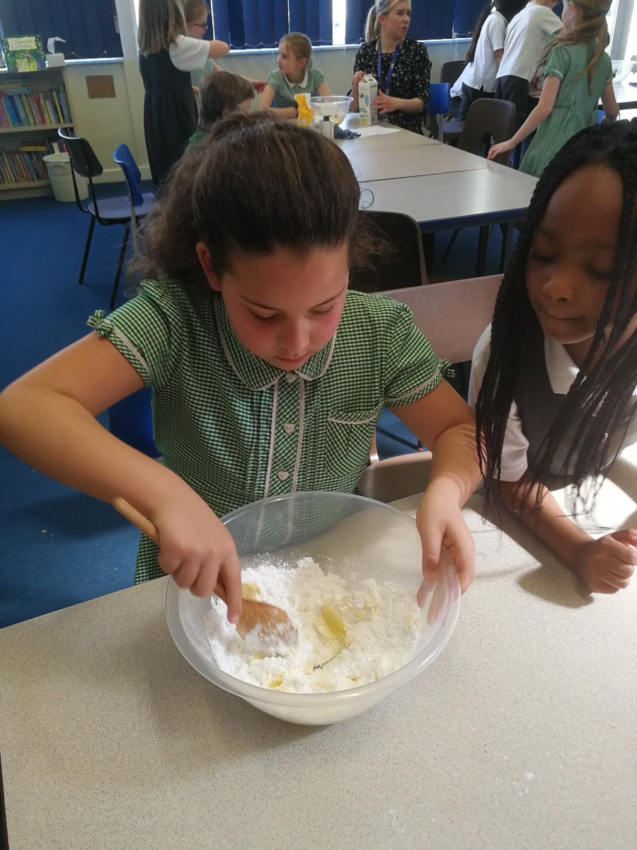 BadgerHillYork3's tweet photo. Every Thursday we will be sharing some photos and info from a past lesson. This week is a lesson in which the children all made their very own chocolate volcano muffins. Here's a few pics from the baking hot afternoon! #ThrowbackThursdayY3 https://t.co/xt0T2Tmy3q