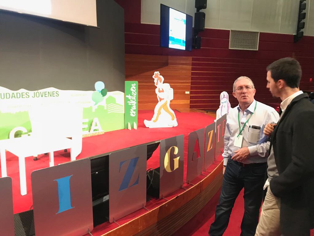 Ya en #VitoriaGazteiz comprobando que todo está listo para que den comienzo las Jornadas sobre Políticas de Juventud, con Modesto Amestoy de <a href="/vitoriagasteiz/">Vitoria-Gasteiz!</a> y Ander Fernández de <a href="/wikiopps/">WikiOpps</a>.