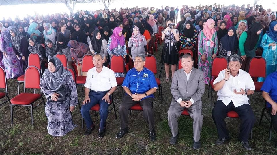 FOBNKEDAH's tweet photo. *CALON N.06 JITRA (BN):*
Mengiringi YAB Dato’ Seri Diraja Ahmad Bashah Md.Hanipah MB Kedah Ke Majlis Sambutan Ulang Tahun DXN Yang Ke 25 Tahun,Di Kilang DXN,Mukim Malau.02 Mei 2018 (Rabu) Jam 02.30 Petang. https://t.co/0frBGYOIWZ