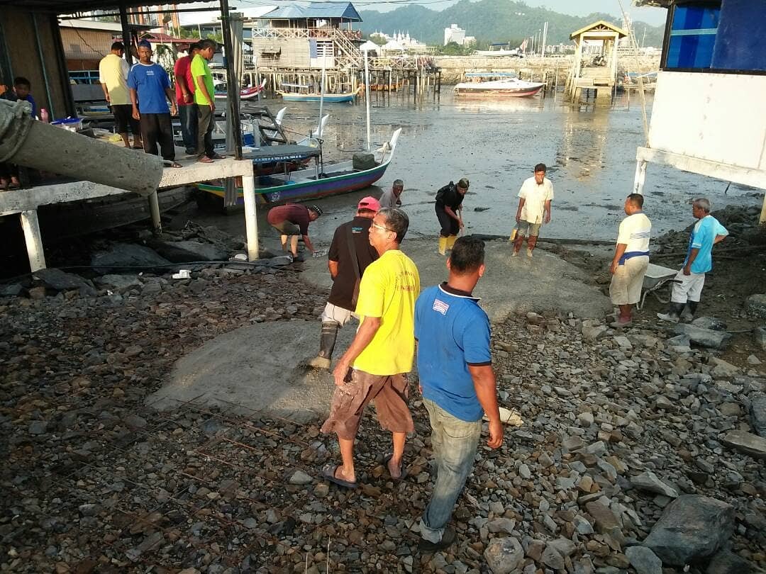 FOBNKEDAH's tweet photo. nelayan pengkalan sungai kelibang mengucapkan ribuan dan jutaan trima kasih kpd YB kerana memberi sumbangan untuk mmbuat rem bot.Segala kerjasama dan kesungguhan drp CALON BN KUAH. sangat sangatlah mereka hargai.Terima kasih daun keladi CALON BN DUN KUAH https://t.co/pDmvHoPjO1