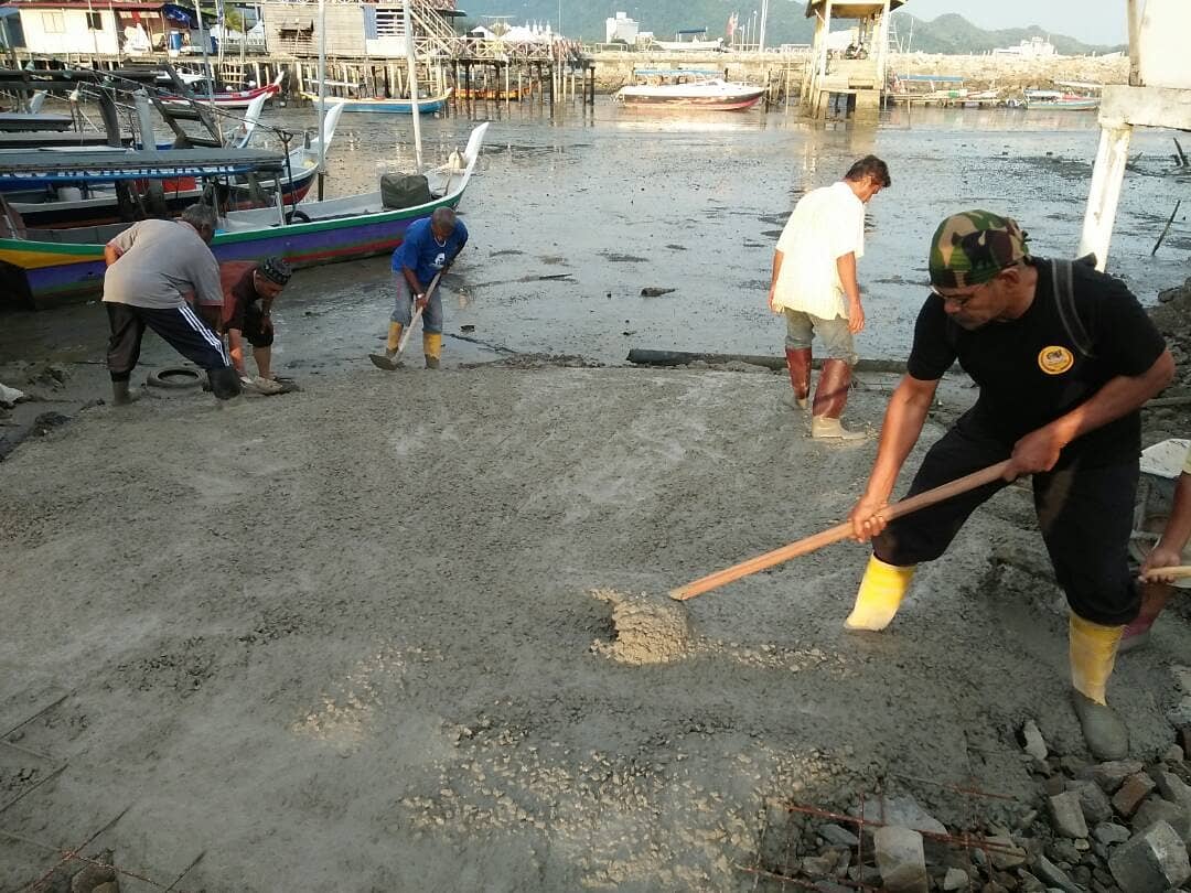 FOBNKEDAH's tweet photo. nelayan pengkalan sungai kelibang mengucapkan ribuan dan jutaan trima kasih kpd YB kerana memberi sumbangan untuk mmbuat rem bot.Segala kerjasama dan kesungguhan drp CALON BN KUAH. sangat sangatlah mereka hargai.Terima kasih daun keladi CALON BN DUN KUAH https://t.co/pDmvHoPjO1