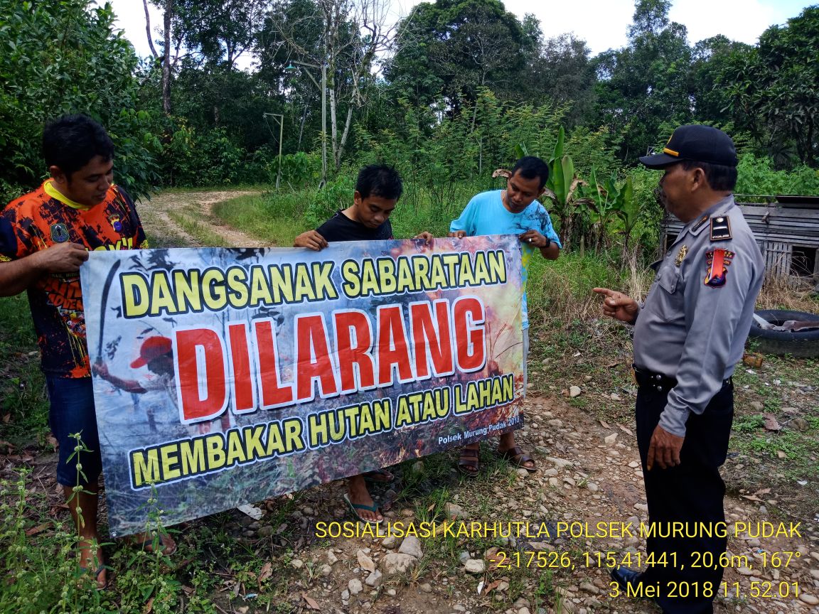 InfoPoldaKalsel's tweet photo. Waka Polsek Murung Pudak Berikan Sosialisasi Karhutla #infopoldakalsel #poldakalsel #promoter #TheBestPol https://t.co/uKiTQ4wzRw https://t.co/ZldWJ3kwPy
