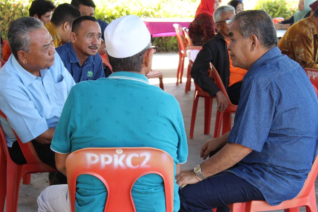 FOBNKEDAH's tweet photo. Calon BN N.04 DUN Ayer Hitam, Dato' Hj Abu Hasan Bin Sarif beramah mesra dan sarapan pagi bersama pekerja MADA Kerpan di PPK C2 MADA Kerpan.
Calon yang sentiasa mendekati dan menyelami keluh resah rakyat. https://t.co/TkMmmmTKJP
