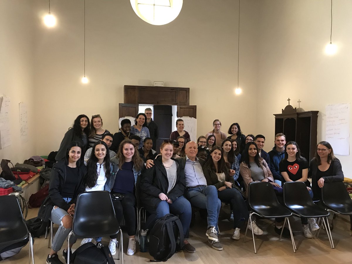 LarkinAllyson's tweet photo. Benvenuto! A very warm welcome from Rondine Cittadella della Pace and World House Program Director Franco Vaccari with @SJPSKings  and @WesternuItalian students. @kingsatwestern @askDeanJoe @rondinenobel @MeganShore1 @CatholicHighrEd @univcan https://t.co/Yz2JBOAOOd