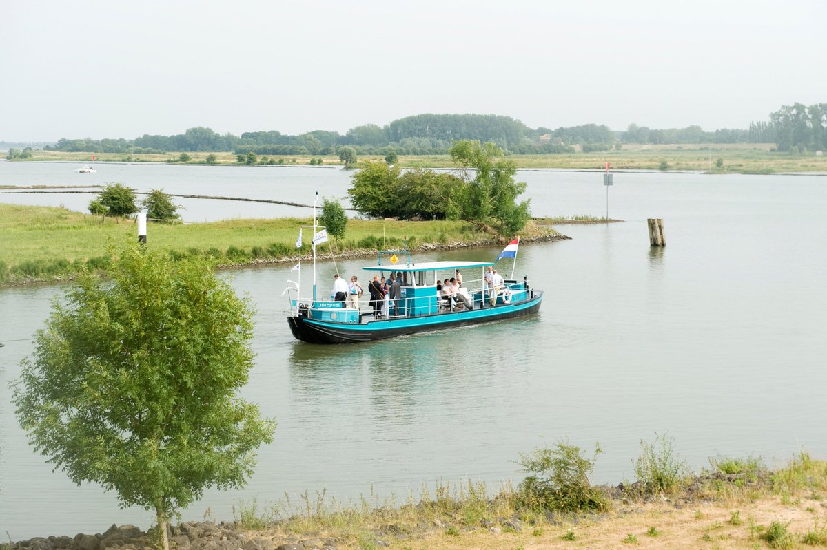 FortHonswijk's tweet photo. Vanaf komend weekend vaart de Liniepont weer en meteen prachtig weer voor een mooie wandeltocht langs rivier de Lek en forten https://t.co/zUI7RgWq1R https://t.co/ujsc07ht9d