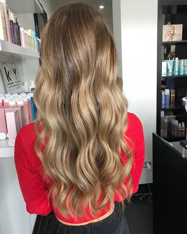 Major #HAIRGOALS 🙌🏼🙌🏼🙌🏼 Seamless colour by Daisy #LongHair #Balayage <a href="/wellapro_anz/">Wellapro_ANZ</a>