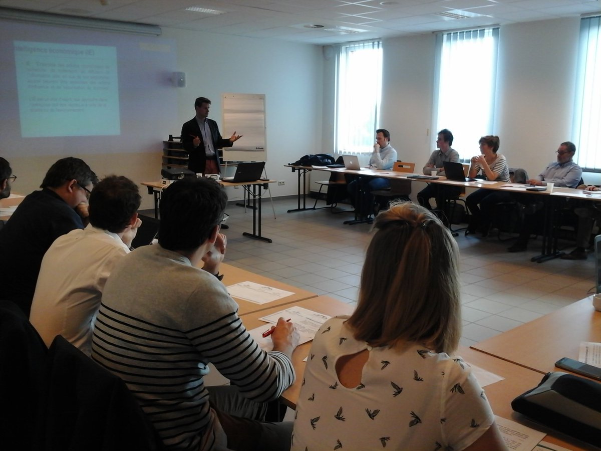 15 entrepreneurs liégeois rencontrent des spécialistes de #Intelligence #stratégique - veille &amp; collecte - protection - lobby &amp; influence <a href="/IntellStrat/">Intell. Stratégique</a> - intéressé? voyez blog.spi.be