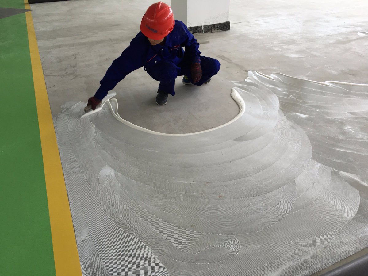 Jussie517's tweet image. The installation process  of GEMP epoxy flooring roll.
Step 1: Pre-paving
Step 2: Scraping glue
Step 3: Paving
Step 4: Patching and cutting
Step 5: Slotting
Step 6: Caulking