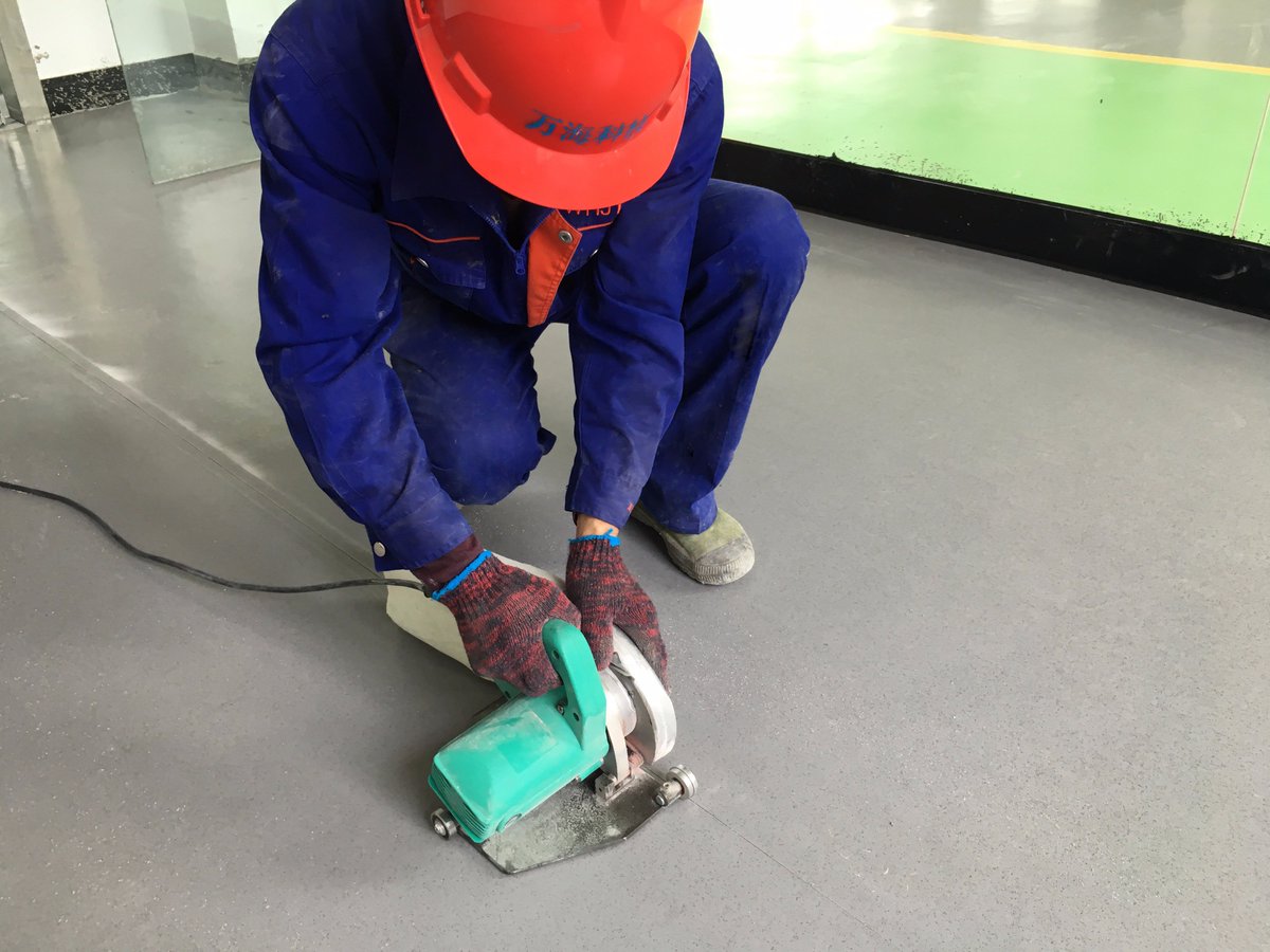 Jussie517's tweet image. The installation process  of GEMP epoxy flooring roll.
Step 1: Pre-paving
Step 2: Scraping glue
Step 3: Paving
Step 4: Patching and cutting
Step 5: Slotting
Step 6: Caulking