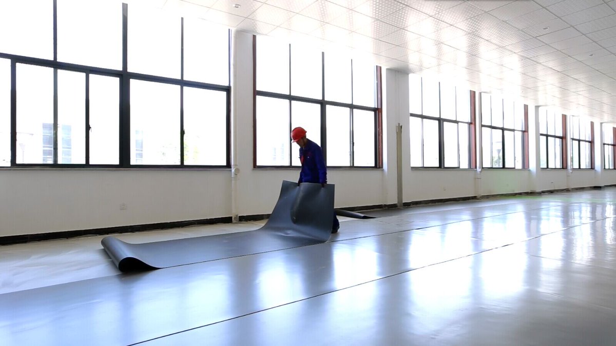 Jussie517's tweet image. The installation process  of GEMP epoxy flooring roll.
Step 1: Pre-paving
Step 2: Scraping glue
Step 3: Paving
Step 4: Patching and cutting
Step 5: Slotting
Step 6: Caulking