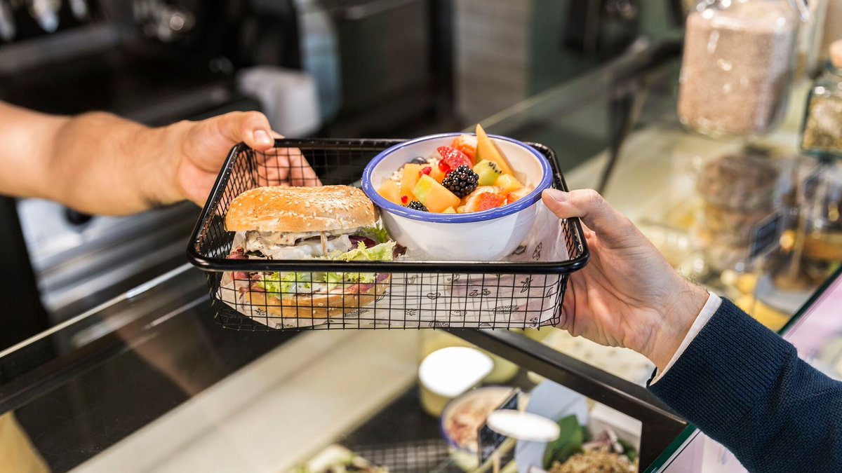TheLuxonomist's tweet photo. Comer en el trabajo no está reñido con comer sano @EVentoso https://t.co/aGczRFfF8n https://t.co/Zx7iX1eR9X