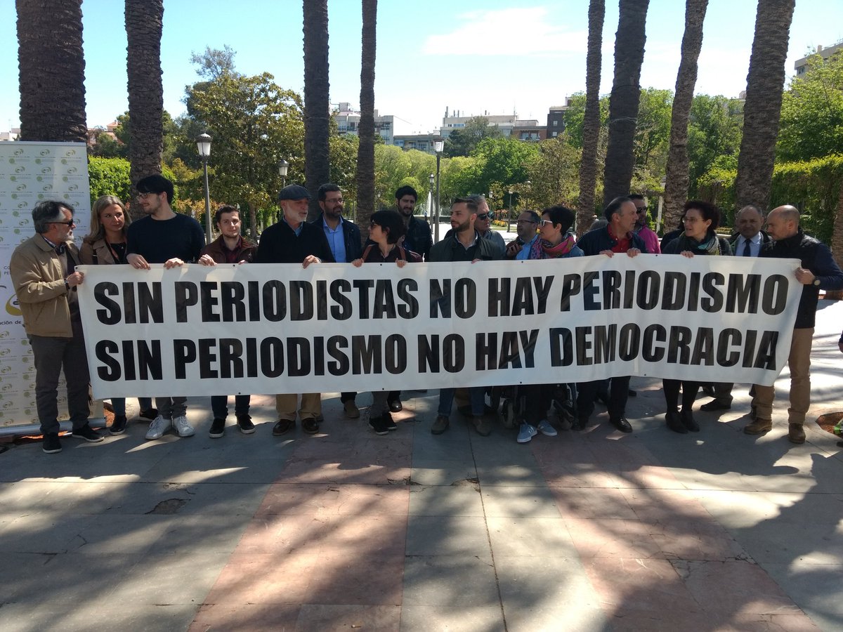 lacontradejaen's tweet photo. En estos momentos, periodistas de #Jaen reivindican la calidad del trabajo a través de la estabilidad laboral y la libertad de expresión #apiedecalle @prensajaen @PeriodistasAND https://t.co/gcwYu1EOvC