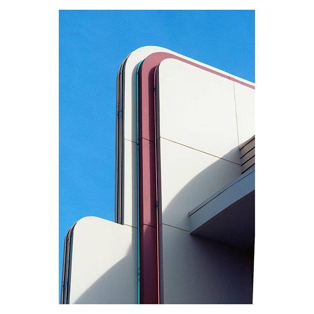 mrtwodeers's tweet image. Diner
•
•
•
•
•
•
#diner #americanarchitecture #curves #neon #minimalism #minimal_perfection #fifties #minimalmood #light #shadows #minimal #sunnyday #bluesky #architecture #kodak #ektar100 #madewithkodak #olympus_OM1 #analogphotography #photooft… ift.tt/2ri7qCl