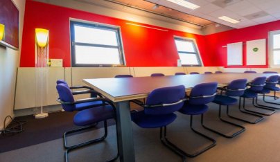 s2mstation033's tweet photo. Seats2meet zaal Cocreatie. Een ruime meetingspace voor de grote vergaderingen. De grote, vaste tafel geeft de ruimte het idee van een boardroom waar max 16 personen kunnen vergaderen. https://t.co/MPjYEhJjvF https://t.co/RPH0NV6NCH