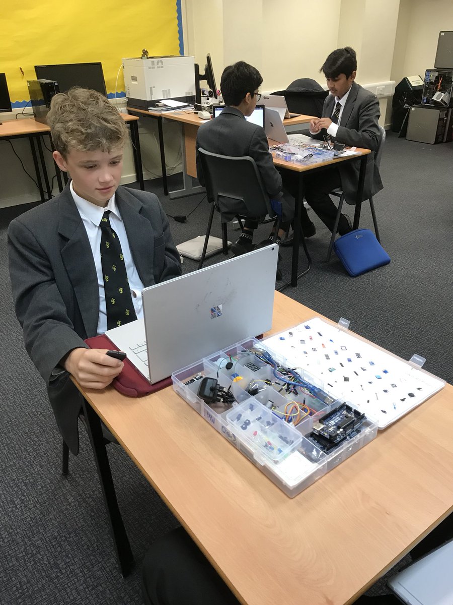 Welly_CompSci's tweet photo. Arduino intro with the 3rd Form @WellyCompSci @WellingtonUK https://t.co/PrJpIueDLh
