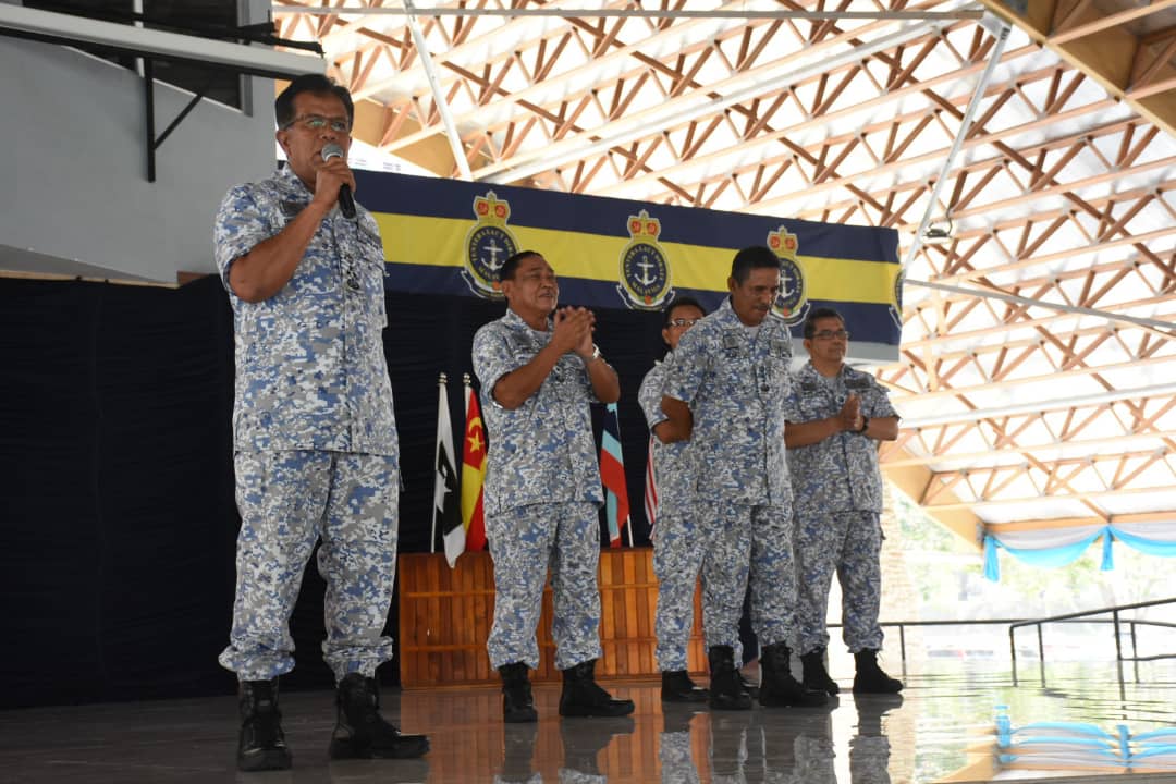 HQ Western Fleet (@mpa_barat) on Twitter photo #AdmiralonDeck. Perjumpaaan Panglima Armada Barat DS <a href="/roslan1531/">VAdm Roslan Ramli</a> bersama warga Pangkalan #TLDM Lumut bg penghargaan atas #komitmen kerja keras semua #NavyPeople bagi menjayakan #HariTLDM84 #HariTerbukaArmada
#BetheFirst
#kesiagaan
#keselamatan
<a href="/tldm_rasmi/">Royal Malaysian Navy</a>
<a href="/mykamarul/">Kamarul</a> #AdmiralonDeck. Perjumpaaan Panglima Armada Barat DS <a href="/roslan1531/">VAdm Roslan Ramli</a> bersama warga Pangkalan #TLDM Lumut bg penghargaan atas #komitmen kerja keras semua #NavyPeople bagi menjayakan #HariTLDM84 #HariTerbukaArmada
#BetheFirst
#kesiagaan
#keselamatan
<a href="/tldm_rasmi/">Royal Malaysian Navy</a>
<a href="/mykamarul/">Kamarul</a>
