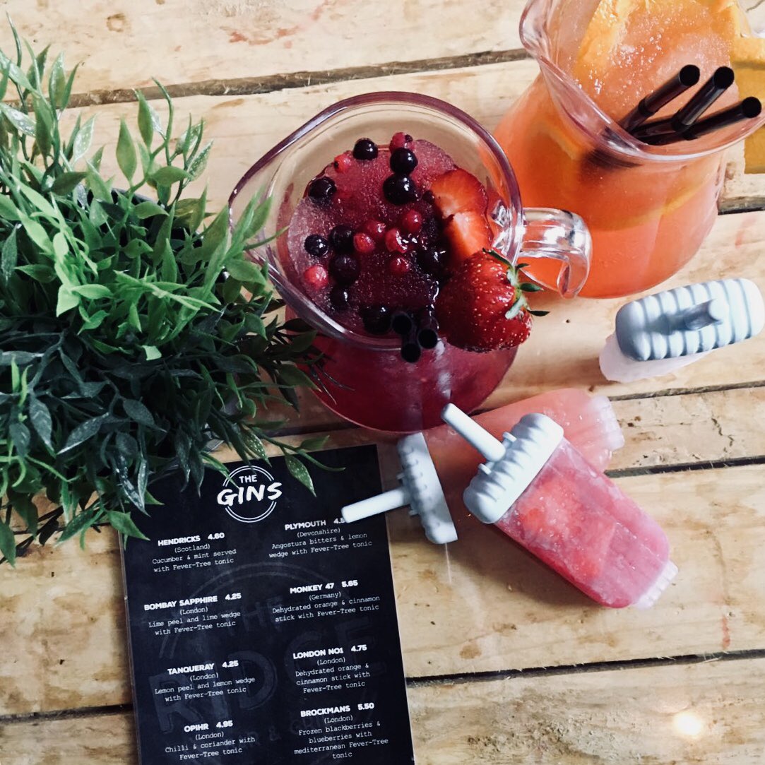 RidgeSwindon's tweet photo. We’re throwing it back to last years bbq party with new and improved slushie cocktails and ice lollies 🌞 

DJ @AlexHobbss will be in the garden from 2pm on Sunday, see you there 💃🏼 #tbt #BankHoliday https://t.co/9FH7QRcVbr