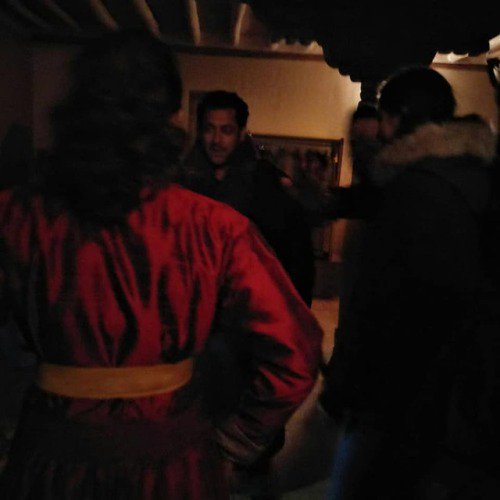 BollywoodUncut's tweet photo. #Race3Diaries😇#Race3ThisEid 😇#Race3InLadakh😇
#SalmanKhan, #Jacqueline, #BobbyDeol During Visit At #Jigmat #Studio In #Leh #LehLadakh #Race3 #Race3inKashmir
View More 👉 https://t.co/4oUuhHM7Ro https://t.co/vTIxYRwUAY