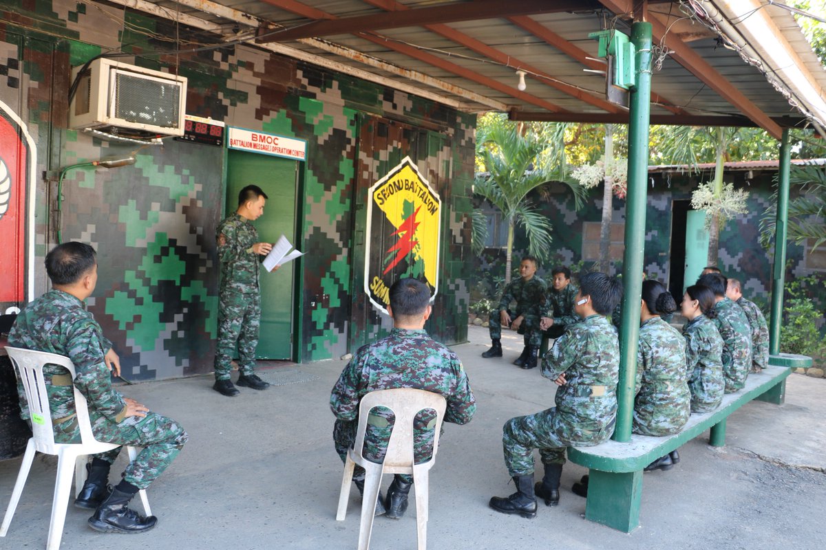 pnpsaf_2sab's tweet photo. H2SAB personnel led by PSINSP RANILO A BUMAGAT, Chief, Operations Section, 2SAB conducting Police Information and Continuing Education ( PICE) on the News Article as talking points.
#2SAB
#PICE
#PNPPATROLPlan2030 https://t.co/1G0GAgSOGI