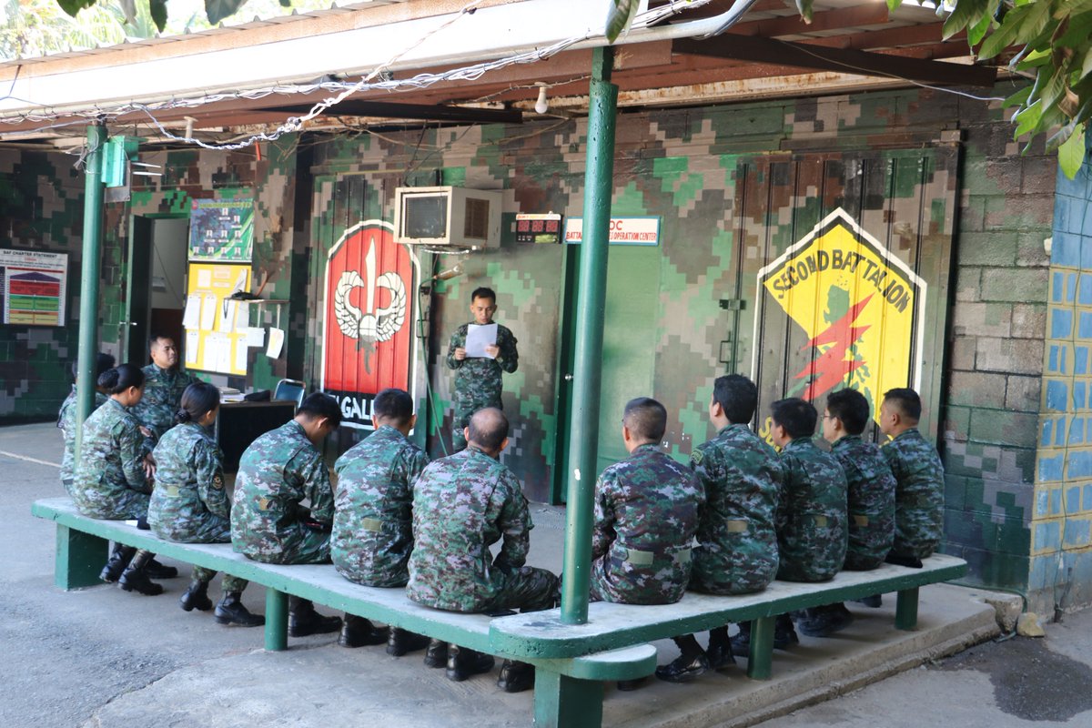 pnpsaf_2sab's tweet photo. H2SAB personnel led by PSINSP RANILO A BUMAGAT, Chief, Operations Section, 2SAB conducting Police Information and Continuing Education ( PICE) on the News Article as talking points.
#2SAB
#PICE
#PNPPATROLPlan2030 https://t.co/1G0GAgSOGI
