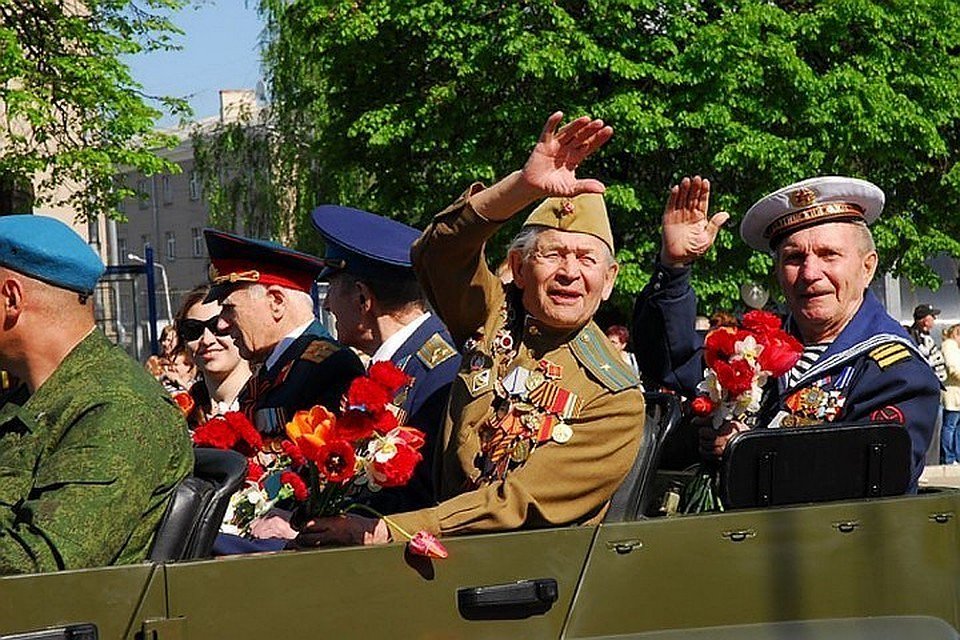 Празднование дня победы в городе. С днем Победы. Празднование дня Победы. С праздником днем Победы. Традиции празднования дня Победы.