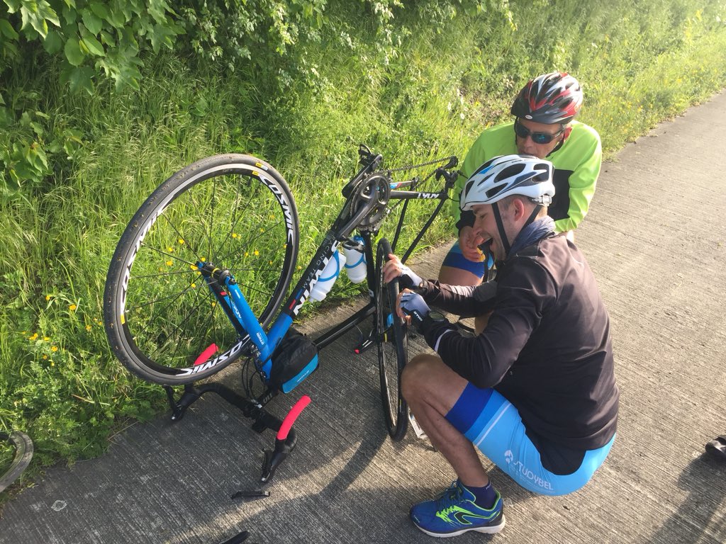 Challenge_BEI's tweet photo. #EnDirect du @Challenge_BEI Yannick rescuing Francis after tyre explosion. #AllianceforSuccess 💪 https://t.co/GTPtW5Hass