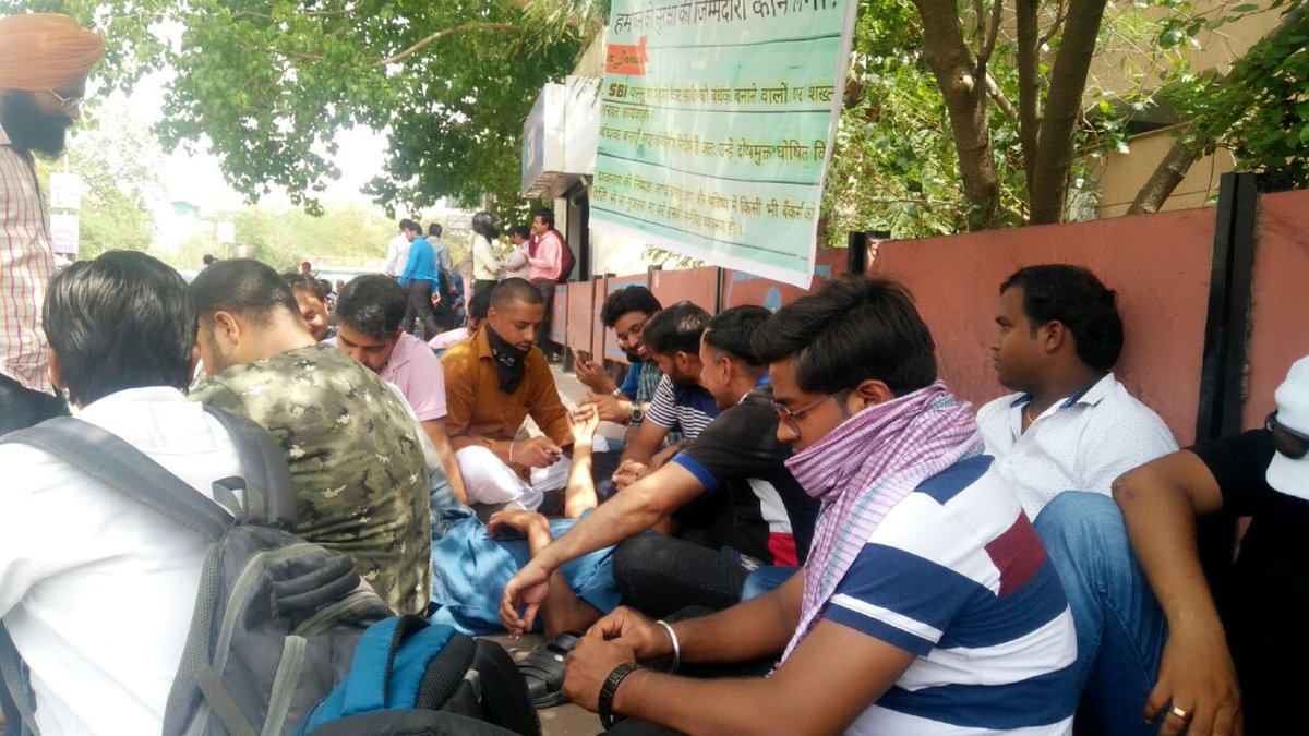 Youth4Swaraj's tweet photo. अगर आप सोचते हैं कि आपने नौकरी पा ली है तो आपके अच्छे दिन आ गए हैं तो ऐसा नहीं हैI SBI के इन युवा अधिकारिओं से अच्छा इस व्यथा को कौन समझ सकता है I कुछ दिन पहले राजस्थान के पल्लू गांव के SBI ब्रांच के अधिकारिओं को स्थानीय लोगों ने बंधक बना लिया I https://t.co/RD4myRHsbu