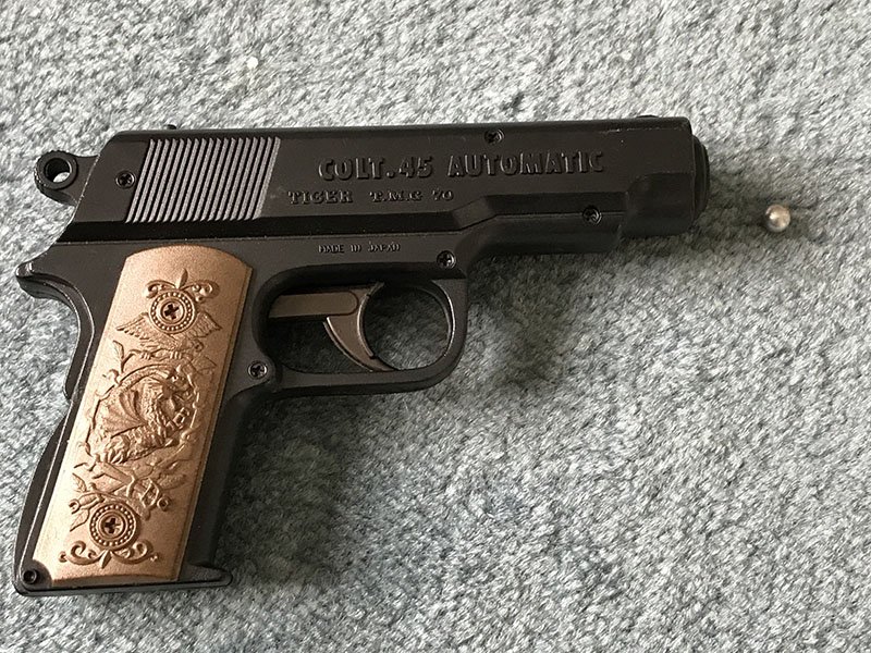 Zipp齋藤 Life On Wheels展示会は延期になりました 円盤を飛ばずピストルあったね 銃 はなく弾のみだが懐かしい 新品のような綺麗さ 銀玉鉄砲2丁 安い玩具だったが グリップの彫刻やネジの表現に手抜き無し 銀玉が1個存命 2丁とも発射可能だった