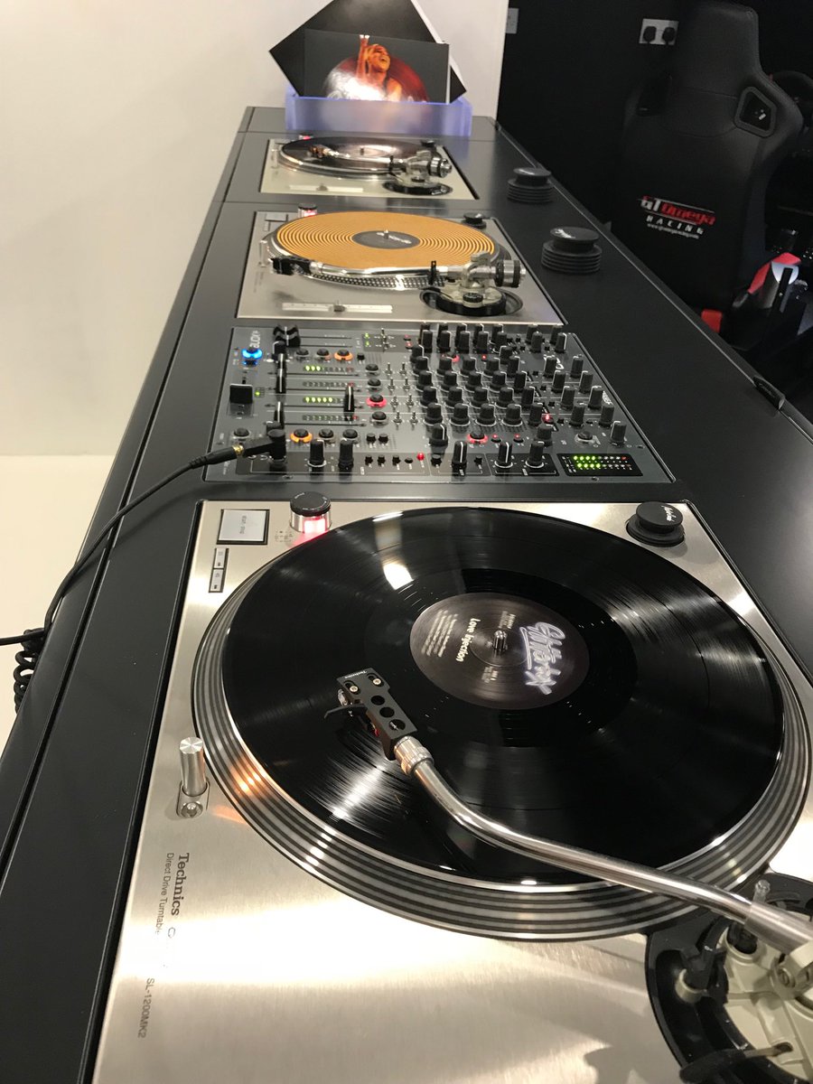 VSD2016's tweet photo. Sexy spinners lovingly lowered into the Chameleon #djdesk https://t.co/VEr0lhXGPQ https://t.co/2qM2uFChCE