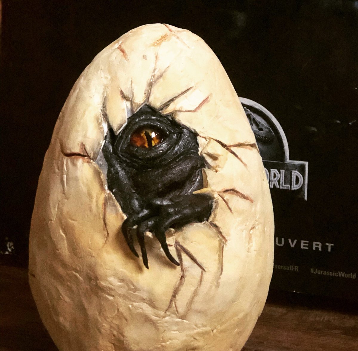 BachelierSarah's tweet photo. En pleine promotion du nouveau Jurassic World, voilà une réplique de l’œuf de l’Indominus Rex réalisée par mes petites mains 👐🦖🦕 #jurassicworld #jurassicpark #jurassicworldexhibition #dinosaur #egg #dinosauregg #indominusrex #handmade #patefimo #modelage https://t.co/IWkabmUlXl