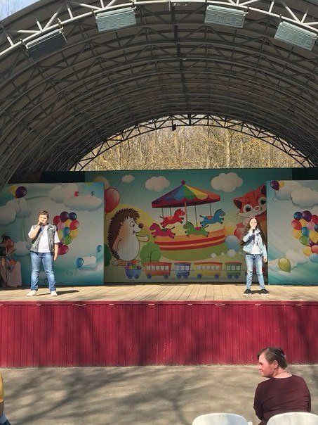 1 мая 2018 г. солисты вокальной эстрадной студии "Рыжий кот" (преподаватель Бобровская Е.С.) поздравили жителей нашего города с праздником Мира и Труда в Детском парке в Арбеково.
