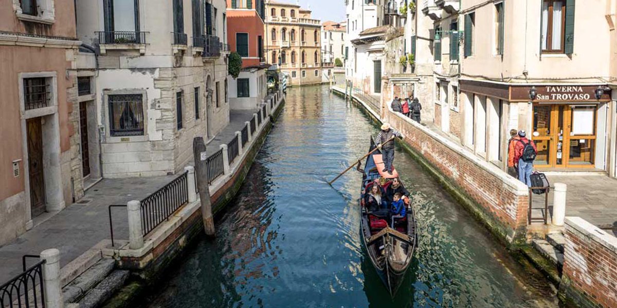Cewe Fotobuch Cewe Photo Tour 18 Venedig In Venedig Fuhrt Der Fotograf Marc De Tollenaere Maud Und Benjamin Durch Die Kunst Der Street Photography Tipps Fur Gelungene Street