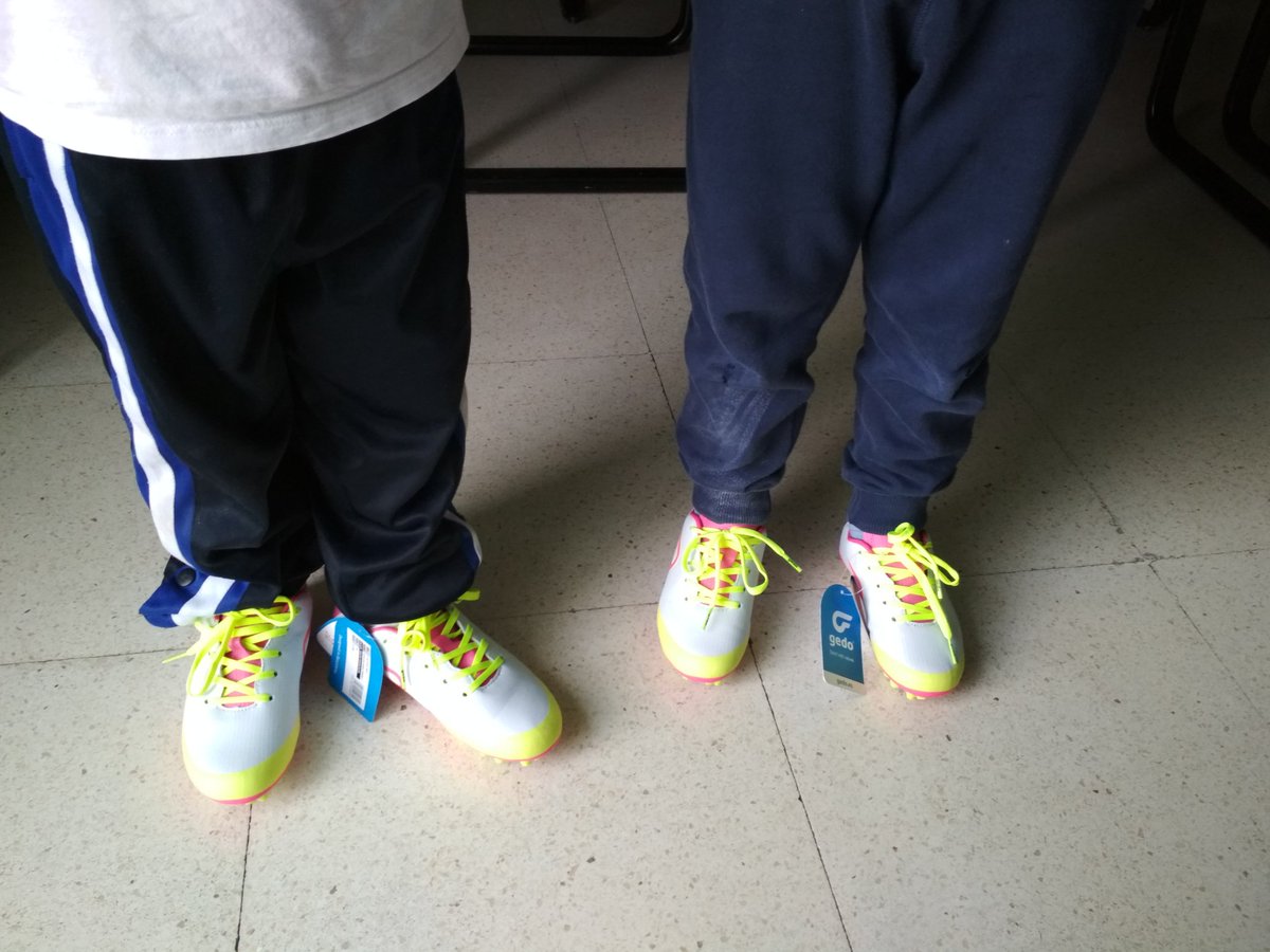 ESFundacion's tweet photo. ¡Ya ha llegado el material solidario a la Residencia infantil de Leganés, en la que los niños y niñas tutelados por la  @ComunidadMadrid han recibido las botas y balones de #fútbolParaTodos!  A quienes habéis comprado @GedoNicePeople ...¡gracias por hacerlo posible! https://t.co/Fmj608QDfW