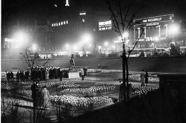 Fantastic shot of Piccadilly Gardens c.1930 at night. 

#piccadillygardens #PiccadillyWard #manchester #manchesterpast #history #architecture #gardens #oasisinthecity