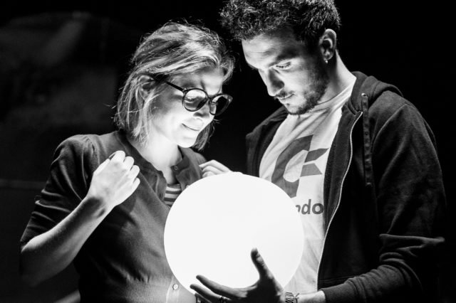 Al Teatro India (<a href="/teatrodiroma/">Teatro di Roma</a>) di #Roma una #fiaba contemporanea che si muove tra la percezione del presente e il ricordo del #passato, tra realtà virtuale, #tecnologia e #scienza, nuove possibilità umane.
👉goo.gl/5pjFxS