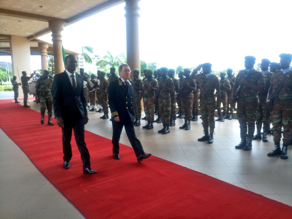 PresidenceBenin's tweet photo. 🇧🇯  🇷🇺 Revue de troupes de S.E.M. Igor Dmitrievitch EVDOKIMOV, nouvel ambassadeur de la Fédération de Russie près le Bénin. #prbenin #BeninDiplomatie #wasexo https://t.co/Ex538P33kD