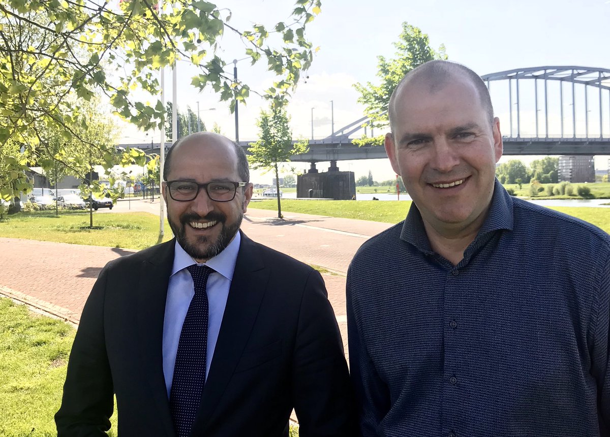 SjoerdGeurts's tweet image. Op stap met burgemeester @ahmedmarcouch van de @gemeentearnhem Wat zijn de Arnhemmers vriendelijk. Iedereen steekt de hand op.